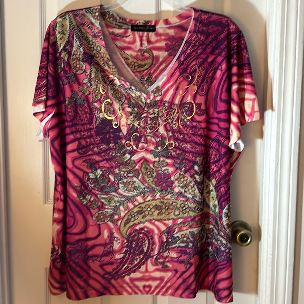 V neck, colorful tee, size 4x (26W/28W)